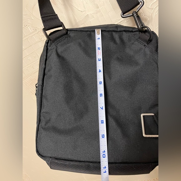 Like new black Spyder messenger cross body iPad nylon bag adjustable strap - Picture 4 of 15